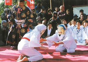 ふいご大祭・目隠し女相撲
