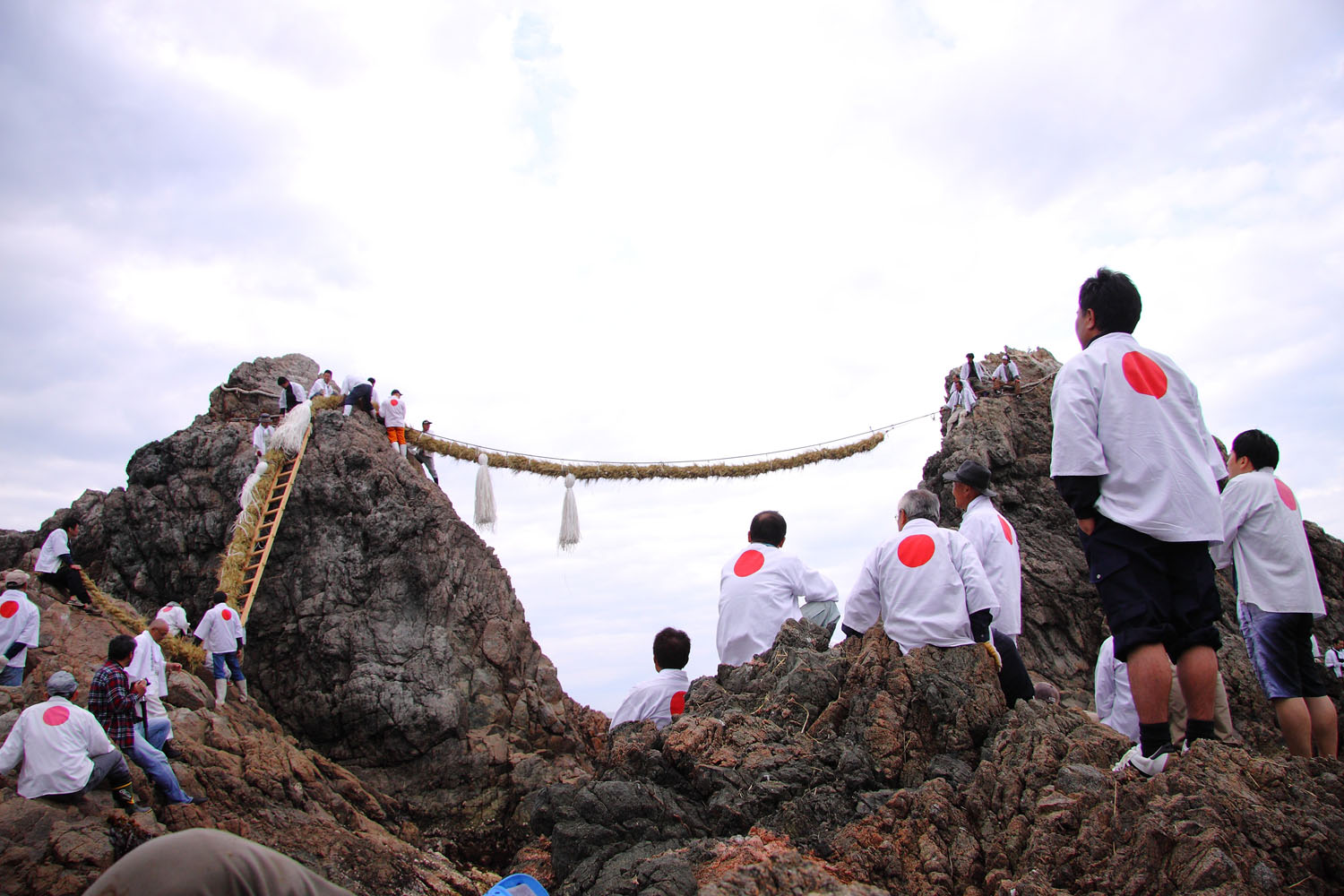 夫婦岩の大注連縄掛祭